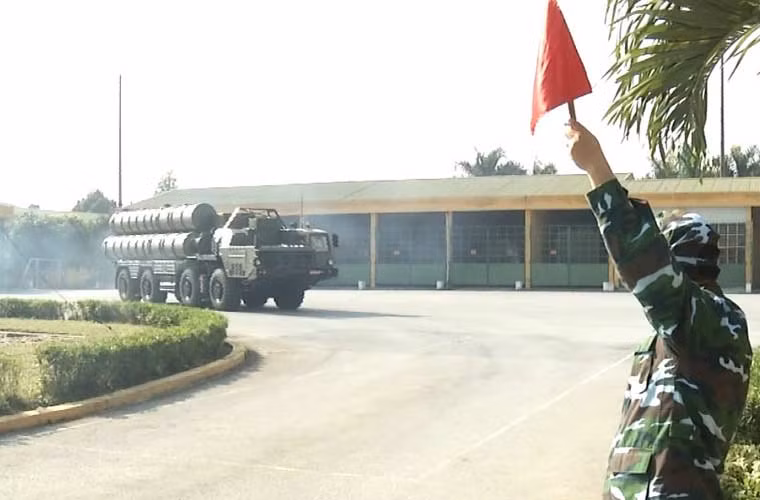 Binh chủng Tên lửa phòng không ngày càng được nâng cấp về mặt trang bị vũ khí với các tổ hợp tên lửa thế hệ mới như S-300PMU-1, tương lai có thể có cả Buk, Tor… Ảnh: Cơ động triển khai khí tài S-300 ra vị trí chiến đấu.