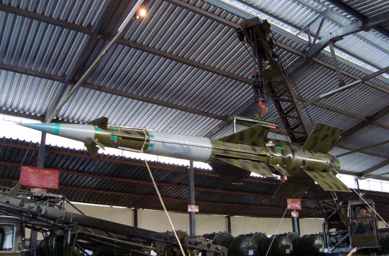 Cán bộ, chiến sĩ Tiểu đoàn 11, Trung đoàn 274 tiến hành định kỳ dần, bảo quản, bảo dưỡng, kiểm tra tham số của tên lửa.