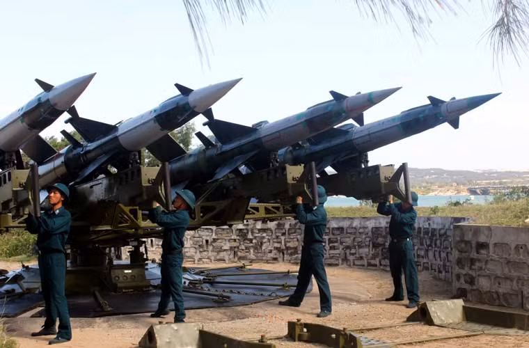 Ngày nay, trong cuộc chiến tranh sử dụng vũ khí công nghệ cao, Bộ đội tên lửa Việt Nam đã được đầu tư hiện đại hơn, không chỉ nâng cấp, cải tiến các loại khí tài đã có mà Nhà nước còn mua nhiều tổ hợp tên lửa phòng không hiện đại, đáp ứng yêu cầu nhiệm vụ bảo vệ bầu trời Tổ quốc.