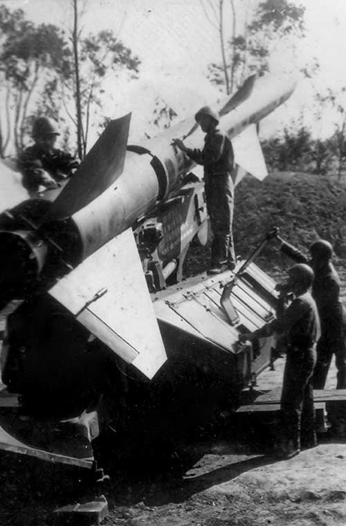 Các chiến sĩ tên lửa phòng không luôn chăm sóc, bảo quản khí tài chu đáo, có hệ số kỹ thuật cao, đủ sức tiêu diệt máy địch.