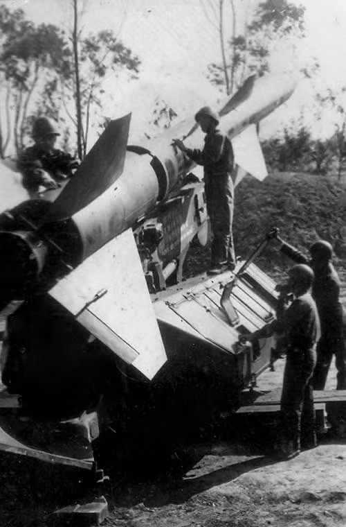 Các chiến sĩ tên lửa phòng không luôn chăm sóc, bảo quản khí tài chu đáo, có hệ số kỹ thuật cao, đủ sức tiêu diệt máy địch.