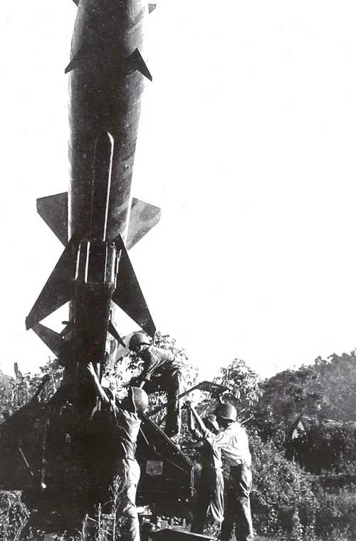 Tên lửa phòng không kiêu hãnh, cảnh giác tiêu diệt sức mạnh phá hoại tàn khốc của B-52 trong Chiến dịch “Hà Nội-Điện Biên Phủ trên không”. Trong trận đánh lịch sử này, bộ đội tên lửa đã tiêu diệt 17% (34/193) số B52 tham chiến, số B52 rơi tại chỗ do tên lửa phòng không bắn rơi đạt tỷ lệ trên 55% (trong đó có 16/29 chiếc do tên lửa bắn rơi).