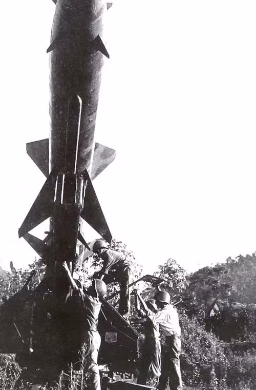 Tên lửa phòng không kiêu hãnh, cảnh giác tiêu diệt sức mạnh phá hoại tàn khốc của B-52 trong Chiến dịch “Hà Nội-Điện Biên Phủ trên không”. Trong trận đánh lịch sử này, bộ đội tên lửa đã tiêu diệt 17% (34/193) số B52 tham chiến, số B52 rơi tại chỗ do tên lửa phòng không bắn rơi đạt tỷ lệ trên 55% (trong đó có 16/29 chiếc do tên lửa bắn rơi).