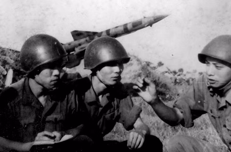 Trong kháng chiến chống Mỹ, Bộ đội Tên lửa tham gia chiến đấu 3.452 trận, phóng 5.885 quả đạn, bắn rơi 788 máy bay các loại của địch. Trong đó có 366 chiếc rơi tại chỗ, Bộ đội Tên lửa Phòng không xứng đáng với danh hiệu "Anh hùng lực lượng vũ trang nhân dân" mà Đảng và Nhà nước phong tặng.