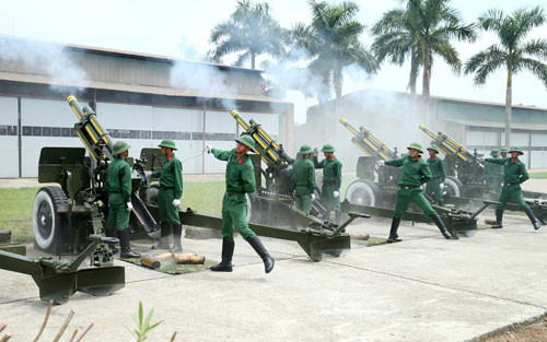 Đội pháo lễ khai hỏa trong buổi tập.