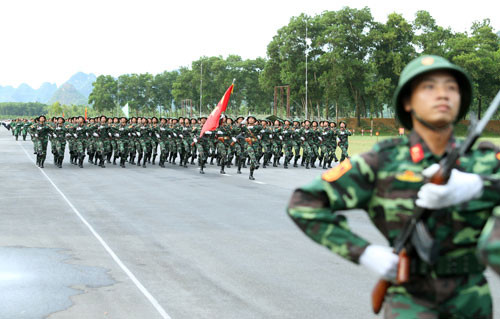 “Trong thời gian ngắn, điều kiện thời tiết, khí hậu diễn biến phức tạp, nắng nóng kéo dài, cường độ luyện tập cao, công tác bảo đảm phục vụ có những khó khăn nhất định, song đội ngũ cán bộ, chiến sĩ các đơn vị, các lực lượng tham gia luyện tập diễu binh, diễu hành đã đoàn kết nhất trí cao, vượt lên tất cả để đạt được kết quả toàn diện. Đó chính là tinh thần thi đua, lòng yêu nước của các đồng chí, của quân đội ta hướng đến Ngày thành lập nước Cộng hòa xã hội chủ nghĩa Việt Nam”- Thượng tướng Đỗ Bá Tỵ nhấn mạnh. Ảnh: Tự hào dưới lá cờ Quyết thắng