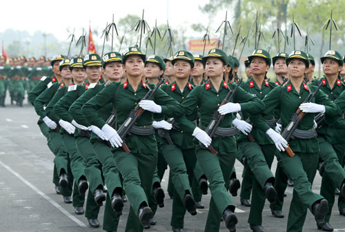 … và khối nữ Bộ đội Thông tin liên lạc.