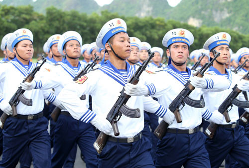 Đồng chí Thứ trưởng Bộ Quốc phòng cũng nhắc nhở lãnh đạo, chỉ huy các đơn vị, các khối cần chú ý chăm lo sức khỏe, bảo đảm đầy đủ vật chất và tinh thần cho bộ đội trong quá trình luyện tập, tổ chức luyện tập chặt chẽ, khoa học, bảo đảm chất lượng luyện tập cao nhất trong thực hiện nhiệm vụ diễu binh, diễu hành cấp Nhà nước tới đây. Ảnh: Chiến sĩ Hải quân nhân dân Việt Nam.