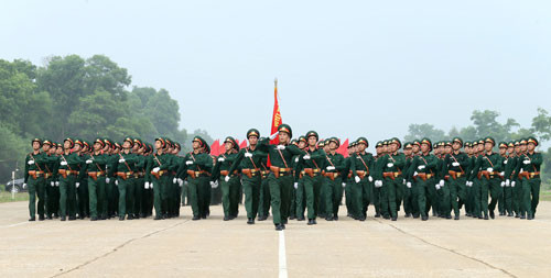 Phát biểu tại các cụm kiểm tra, Thượng tướng Đỗ Bá Tỵ ghi nhận, biểu dương sự nỗ lực, tinh thần trách nhiệm và những kết quả đạt được của các lực lượng trong tham gia luyện tập phục vụ diễu binh diễu hành kỷ niệm 70 năm Quốc khánh nước Cộng hòa xã hội chủ nghĩa Việt Nam trong thời gian vừa qua. Ảnh: Khối sĩ quan Lục quân.