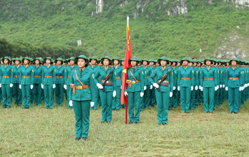 Khối đứng nữ dân quân tự vệ.