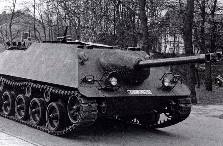 Điểm kỳ lạ ở mẫu pháo Kanonenjagdpanzer là nó dùng thiết kế lỗi thời từ trong Chiến tranh Thế giới thứ hai. Đó là kiểu thiết kế pháo chống tăng không có tháp pháo.