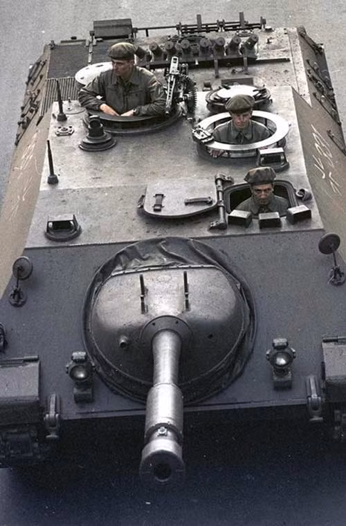 Dù đặt trên khung gầm tăng M47 Patton nhưng mẫu pháo tự hành này không thừa hưởng bộ giáp dày hơn 100mm. Thay vào đó, mặt trước của Kanonenjagdpanzer chỉ dày 50mm, nóc xe, sàn xe, khoang động cơ, đuôi chỉ dày 10mm. Cơ bản thì với bộ giáp này, Kanonenjagdpanzer bị phá hủy ngay lập tức nếu trúng một phát đạn xuyên cỡ 125mm từ T-64 hay T-72.
