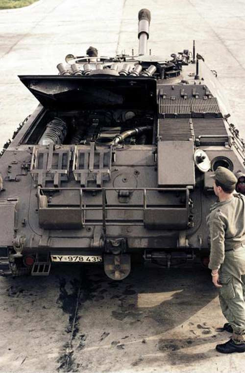 Nó được trang bị một động cơ diesel làm mát bằng nước công suất 500 mã lực nằm hơi lệch về bên trái.