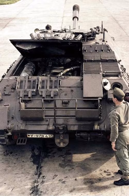 Nó được trang bị một động cơ diesel làm mát bằng nước công suất 500 mã lực nằm hơi lệch về bên trái.