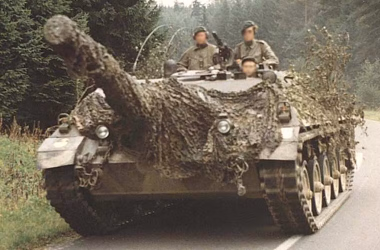 Kanonenjagdpanzer được thiết kế dựa trên khung gầm cơ sở xe tăng hạng trung M47 Patton do Mỹ sản xuất từ những năm 1950. Nó có trọng lượng tổng thể 27,5 tấn, dài 8,75m, rộng 2,98m, cao 2,09m.