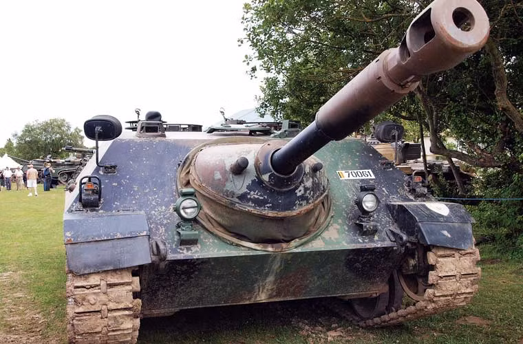 Nó được trang bị khẩu pháo chống tăng BK 90/L40 90mm với góc nâng hạ -8 độ và 15 độ, cơ số đạn dự trữ 51 viên. Không rõ sức xuyên của loại pháo này có đủ sức công phá giáp compostie và ERA trên T-64 hay T-72.