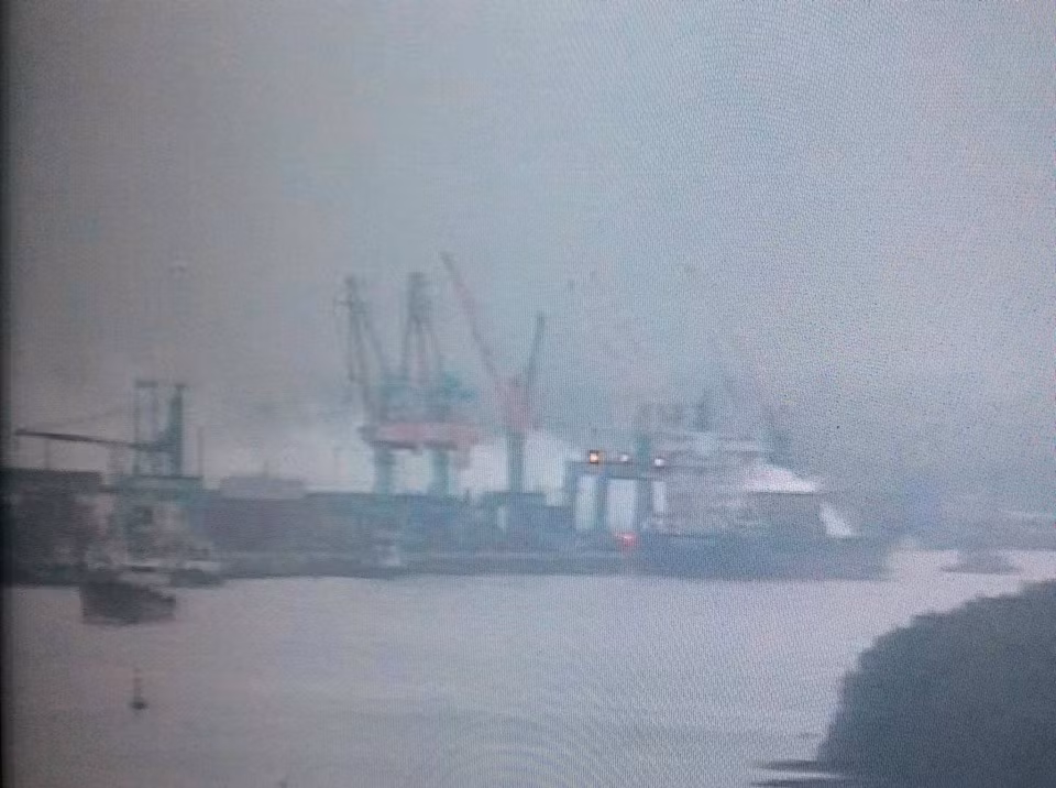 Hai Phong: Container chua phot pho boc chay o cang Nam Hai-Hinh-3