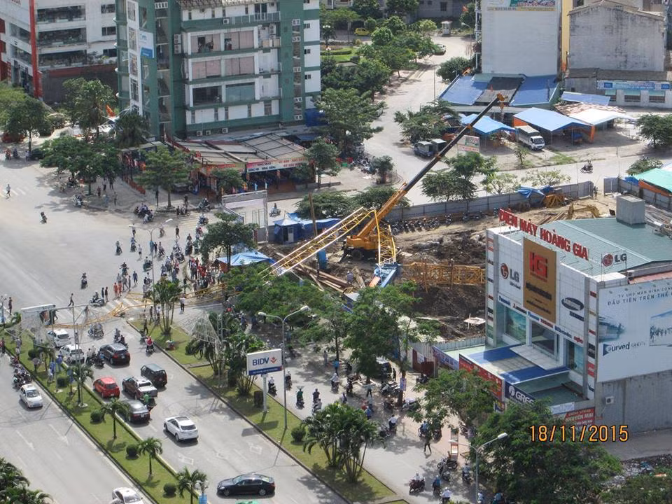 Sap cau xay toa nha ngan hang BIDV, nguoi di duong tu vong