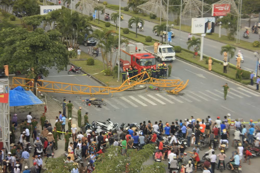 Ngay khi xảy ra vụ sập cẩu xây tòa nhà ngân hàng BIDV đè chết người, lực lượng chức năng đã có mặt tại hiện trường, phân làn đường và điều tra làm rõ.