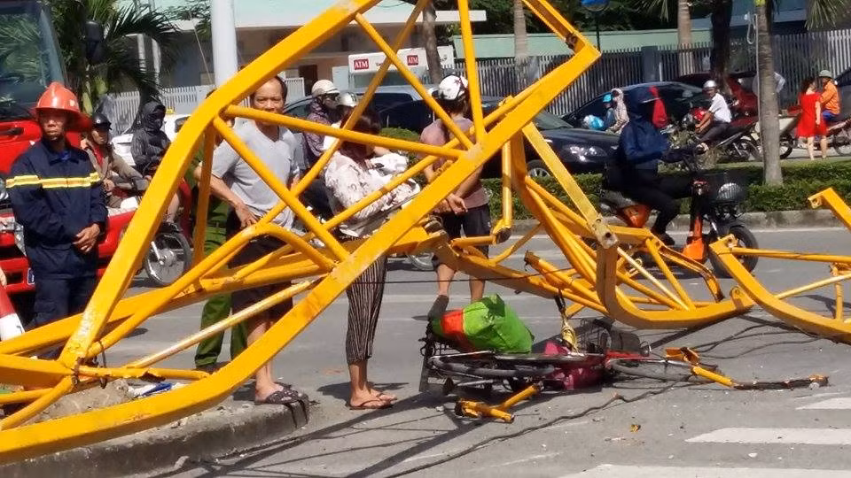 Chiếc xe đạp của một người phụ nữ cũng nằm bẹp dưới cần cẩu khủng. Nạn nhân đã được đưa đi cấp cứu.