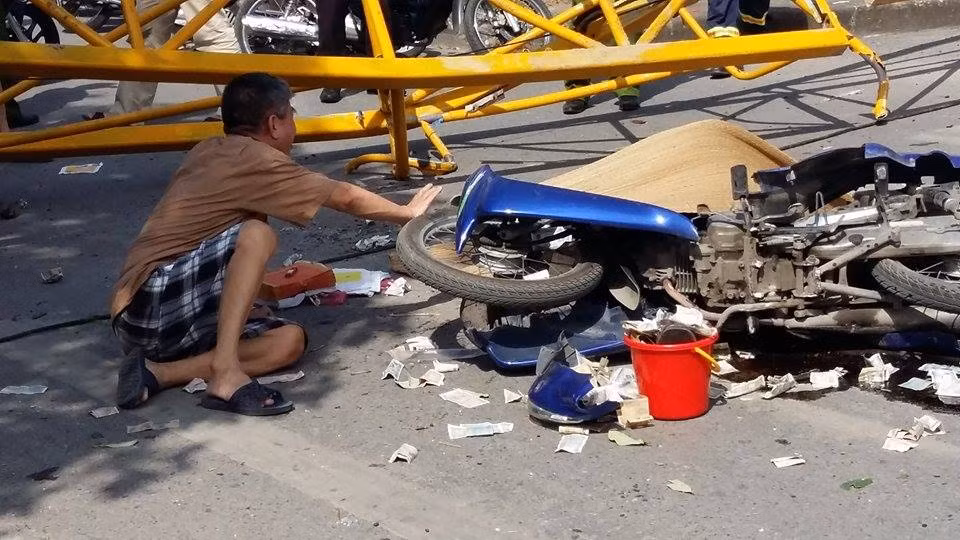 Hiện trường vụ tai nạn sập cần cẩu khiến người tham gia giao thông bị cần cẩu đè tử vong.