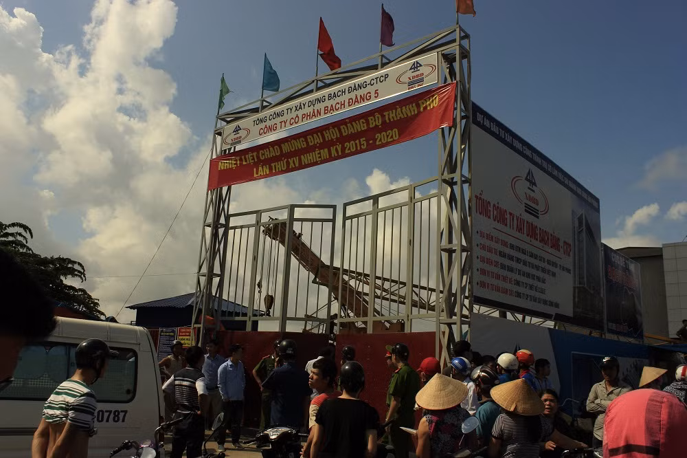 Ghi nhận của PV tại hiện trường, cần cẩu đè lên hàng rào công trường và cột đèn tín hiệu giao thông, rồi gãy làm nhiều đoạn. Xe đạp, xe máy của nạn nhân nằm ngổn ngang.Cần cẩu nặng vài tấn đổ sập khiến buồng điều khiển bị biến dạng, thợ lái cẩu kẹt cứng. Đến 12h20 ngày 18/11, lực lượng chức năng mới giải cứu được thợ cẩu đưa đi cấp cứu trong tình trạng nguy kịch.