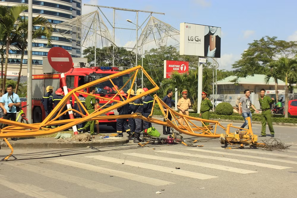 Cần cẩu gãy làm nhiều khúc.