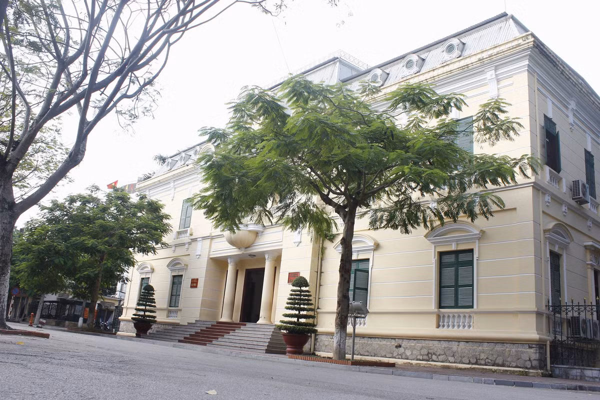 Ông Nam cũng khẳng định: “Việc TP. Hải Phòng xin Trung ương 7000 tỷ đồng không có gì là quá đáng. Hải Phòng là một trong những địa phương đóng góp ngân sách lớn nhất (năm 2014 là trên 50.000 tỷ đồng). Trong khi đó những công trình sử dụng 7000 tỷ trên là những hạng mục Trung ương phải đầu tư cho Hải Phòng (cầu, đê biển, kè sông). Còn 3000 tỷ còn lại thì thành phố sẽ dựa vào nhiều nguồn như ngân sách nội địa, thu hút đầu tư qua các hình thức BT, BOT, PPP”. Khi đề cập vấn đề trụ sở của các cấp, sở ban ngành thành phố, ông Nam cho rằng 90% trụ sở này đã quá xuống cấp. “Nhìn bề ngoài thì những trụ sở này đẹp đẽ thế thôi, chứ bên trong rất chật chội, cơi nới đủ cách, ẩm thấp mối mọt lắm rồi. Việc này không chỉ khó khăn trong công tác, không xứng với tầm vóc thành phố mà còn cực kỳ nguy hiểm cho việc bảo quản hồ sơ dữ liệu. Vì nếu không có điều kiện bảo quản hồ sơ dữ liệu tốt sẽ thiệt hàng hàng nghìn tỉ đồng”. (Ảnh trụ sở Văn phòng UBND TP Hải Phòng khang trang).