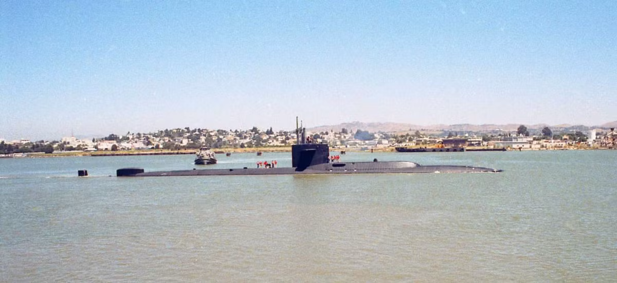 Phục vụ trên USS Parche đặc biệt nguy hiểm. Giao thức quy định rằng thay vì đầu hàng Liên Xô, Parche sẽ tự đánh chìm, nhấn chìm toàn bộ thủy thủ đoàn gồm 112 người, bằng cách sử dụng 150 pound thuốc nổ HBX trên tàu. May mắn thay, Liên Xô không bao giờ có thể buộc Parche phải tự hủy.