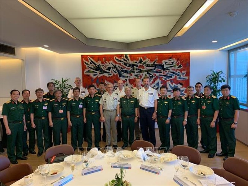 Về lâu dài, điều này thậm chí có thể dẫn đến việc mua tiêm kích Rafale như một trong những sản phẩm mang tính biểu tượng của ngành công nghiệp quốc phòng Pháp, để tác chiến bên cạnh Su-30MK2 do Nga sản xuất - hiện vẫn là chủ lực của Không quân Việt Nam.