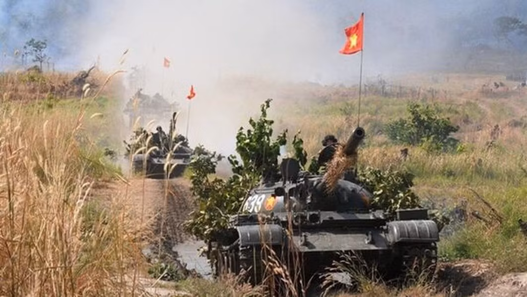 Việt Nam từ lâu nay luôn được coi là khách hàng truyền thống của thiết bị quân sự, vũ khí do Liên Xô/Nga sản xuất.