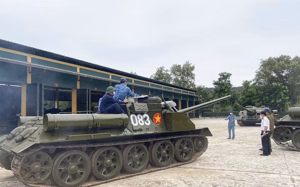 Để bắt đầu, trang Opex360 của Pháp nhắc lại việc Việt Nam nhận thấy việc hiện đại hóa xe tăng T-54/55 với sự tham gia của Israel sẽ có lợi hơn là cố gắng mua thêm T-90S.