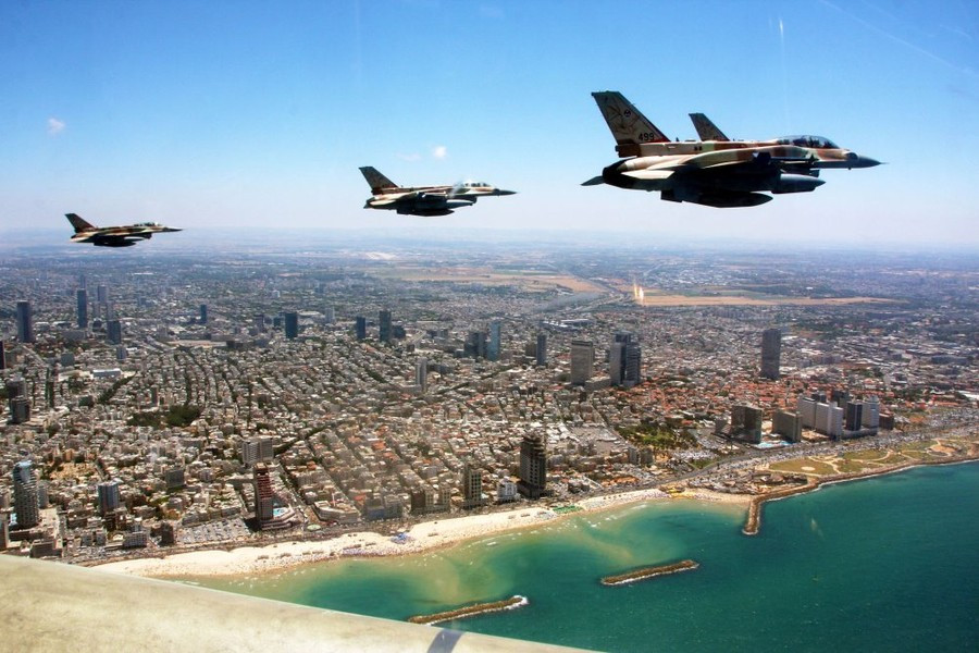 Ban đầu, Tehran hy vọng nhận đủ 300 tiêm kích F-16 trong vài năm với tổng giá trị hợp đồng là 2 tỷ đô la theo tỷ giá hối đoái vào thời điểm đó, nhưng sau đó con số thay đổi thành 160 chiếc với trị giá 3,8 tỷ đô la.