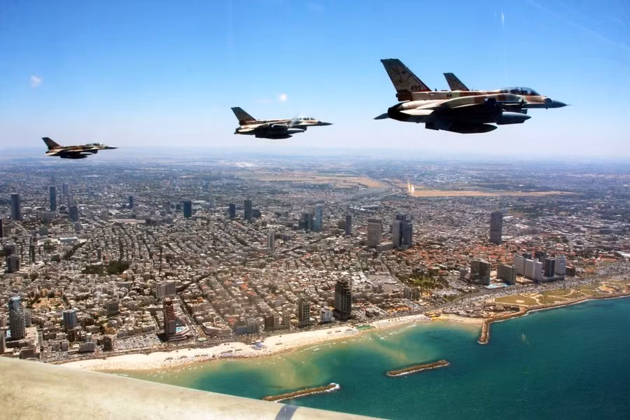 Ban đầu, Tehran hy vọng nhận đủ 300 tiêm kích F-16 trong vài năm với tổng giá trị hợp đồng là 2 tỷ đô la theo tỷ giá hối đoái vào thời điểm đó, nhưng sau đó con số thay đổi thành 160 chiếc với trị giá 3,8 tỷ đô la.