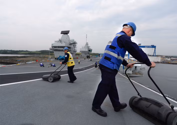 Tổng cổng 10.000 người đã tham gia dự án đóng con tàu này.