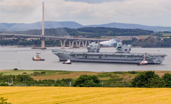 Hải quân Hoàng gia Anh đã phải sử dụng tới 11 tàu lai dắt để có thể đưa HMS Queen Elizabeth ra khỏi vũng tàu ở Rosyth (Scotland). Đi được vài trăm mét, tàu lại phải thả neo đợi nước thủy triều hạ để chui qua cầu Forth.