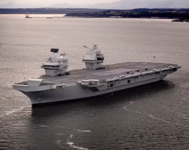 Sau lần hạ thủy chật vật này, dư luận Anh lại tiếp tục lo ngại vì con tàu 3,1 tỷ bảng của họ lại khá "mong manh" trước nguy cơ bị tấn công mạng vì các máy tính ở phòng điều khiển sử dụng hệ điều hành Windows XP.