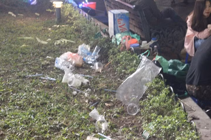 Và xả rác mọi nơi có thể vứt. Đây là câu chuyện gần như “đến hẹn lại lên”, “năm nào cũng có” mà vẫn chưa tìm ra biện pháp khắc phục