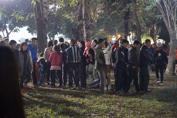 Bất chấp biển báo “cấm giẫm chân lên cỏ”…