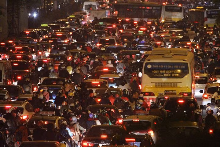 Hình ảnh ùn tắc khủng khiếp trên tuyến đường Nguyễn Trãi dẫn vào trung tâm Thủ đô lúc 18h tối nay.