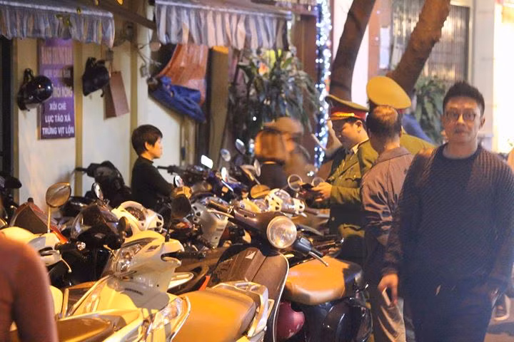 Thậm chí nhiều bãi giữ xe tăng giá lên 50.000/một chỗ giữ. Trong ảnh, lực lượng công an ra quân xử phạt các chủ bãi giữ xe tự ý tăng giá.