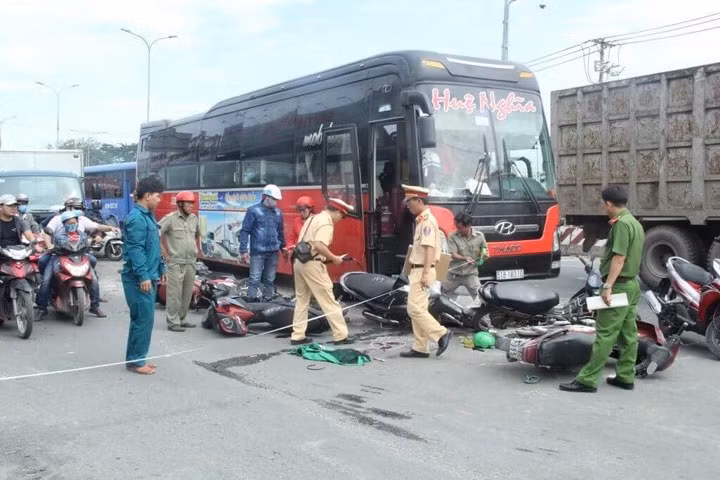 Nhận tin báo, công an quận Bình Tân có mặt lập biên bản, ghi nhận vụ việc.