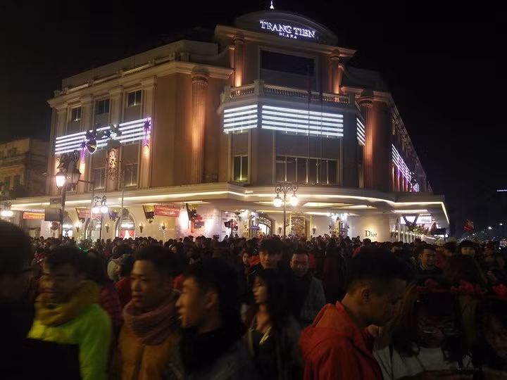 Khu vực quanh phố đi bộ Hồ Gươm niêm chặt người.