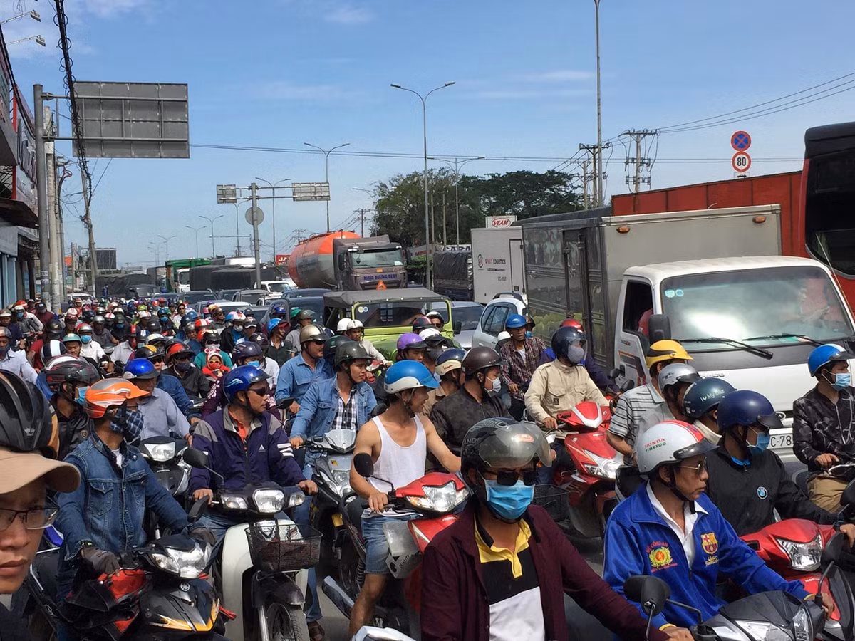 Vụ tai nạn gây ùn ứ kéo dài suốt một đoạn đường.