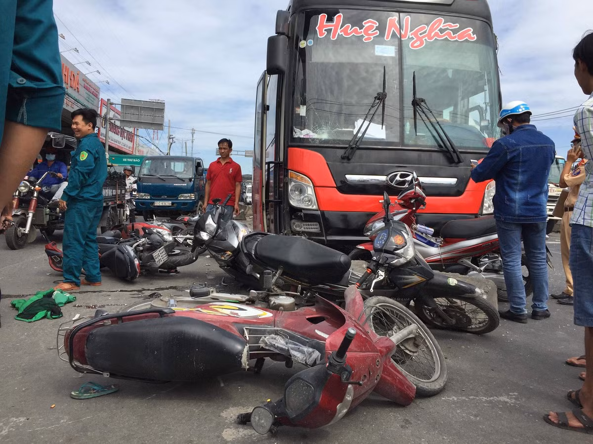 Đến 12h10 hiện trường xe khách gây tai nạn liên hoàn vẫn đang được công an giải quyết.