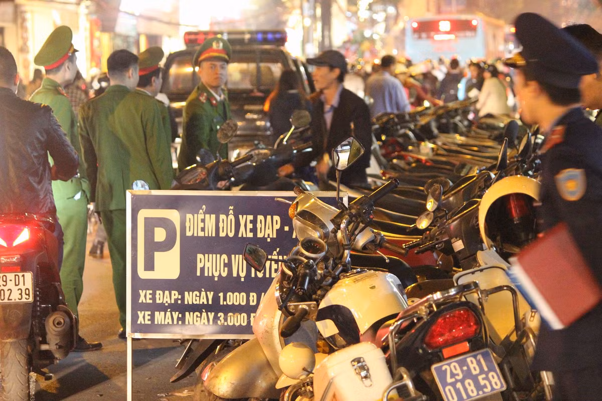 Việc lượng lớn người đổ vào trung tâm khiến nhu cầu trông giữ xe tăng cao, trở thành cơ hội cho một số chủ bãi xe ra sức chặt chém. Ghi nhận của PV Kiến Thức tối nay, các bãi giữ xe được dịp tăng giá chóng mặt, mặc dù treo biển 2-3.000 đồng/lượt, nhưng thực tế khách phải trả 20-30 nghìn.