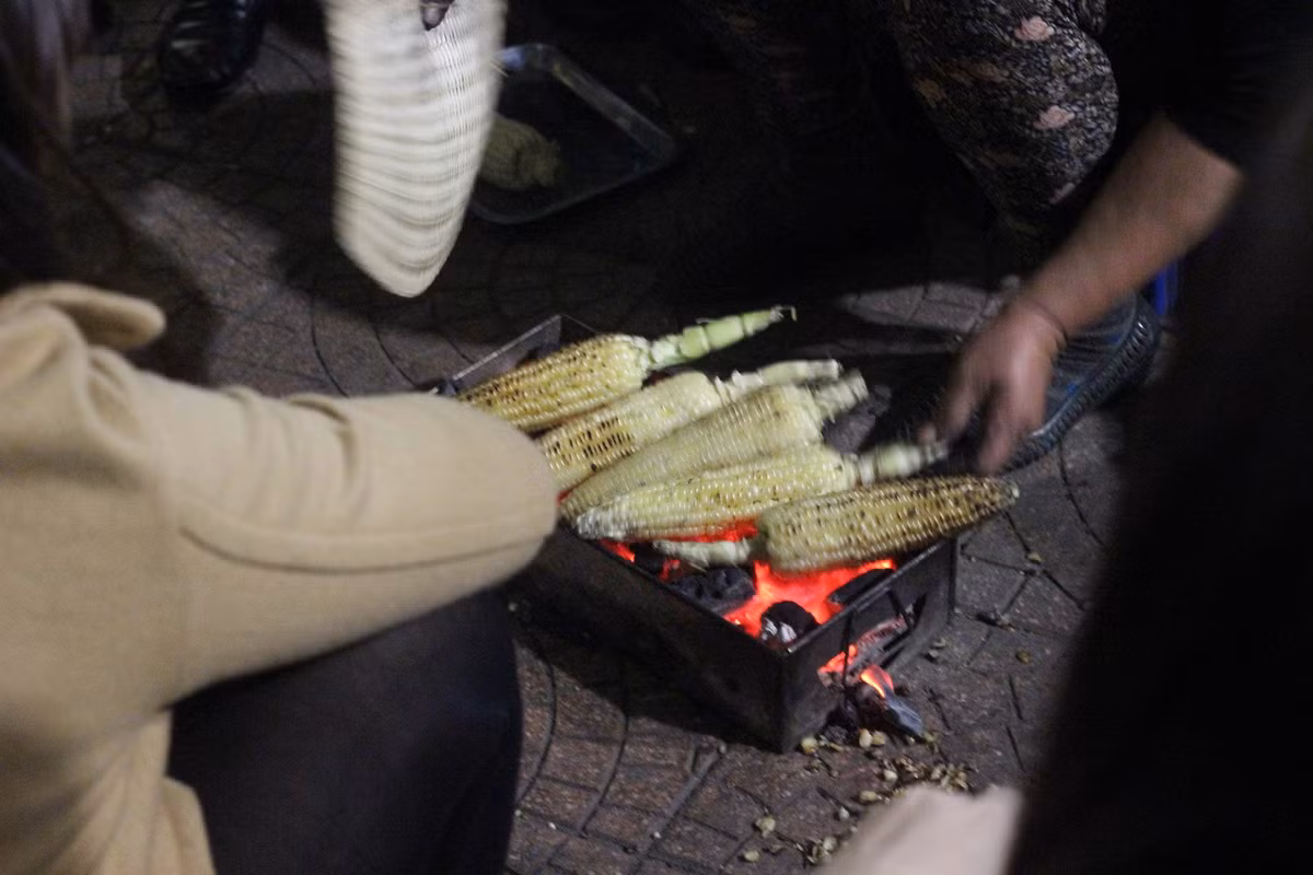 Người ta nướng ngô ngay trên vỉa hè, lòng lề đường bất chấp sự an toàn của mình và người khác.