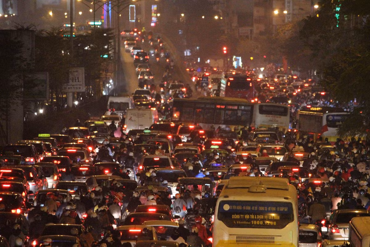 Từ khoảng 18h chiều tối nay (24/12), hàng loạt tuyến đường dẫn vào trung tâm Thủ đô ùn tắc nghiêm trọng do lượng lớn người đổ vào chơi Giáng sinh. Trong ảnh, dòng nước chật ních vất vả nhích từng chút một trên tuyến Nguyễn Trãi.