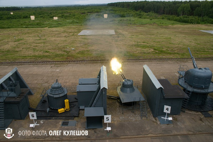 Pháo phòng không cao tốc AK-230 "khạc lửa" - loại pháo này phục vụ từ những năm 1960 với 2 khẩu 30mm đạt tốc độ bắn 2.000 phát/phút, tầm bắn xa nhất 6.700m. Nguồn ảnh: Livejounal.