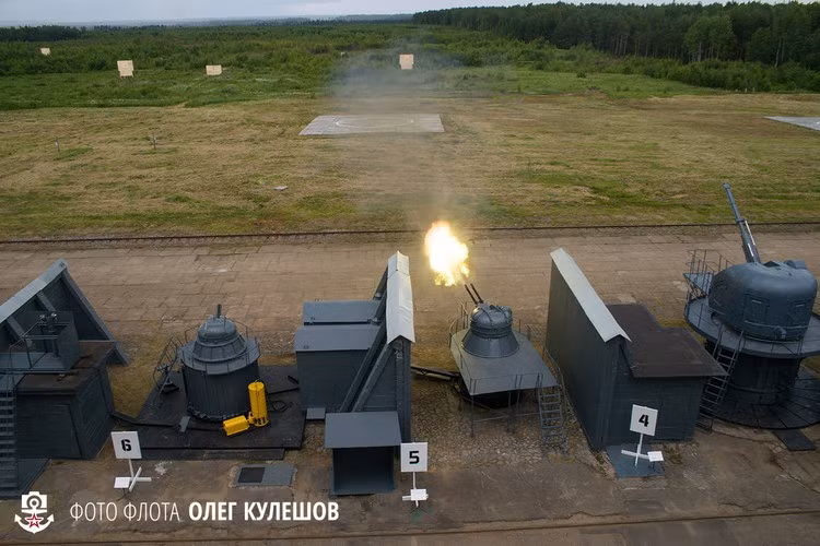 Pháo phòng không cao tốc AK-230 "khạc lửa" - loại pháo này phục vụ từ những năm 1960 với 2 khẩu 30mm đạt tốc độ bắn 2.000 phát/phút, tầm bắn xa nhất 6.700m. Nguồn ảnh: Livejounal.